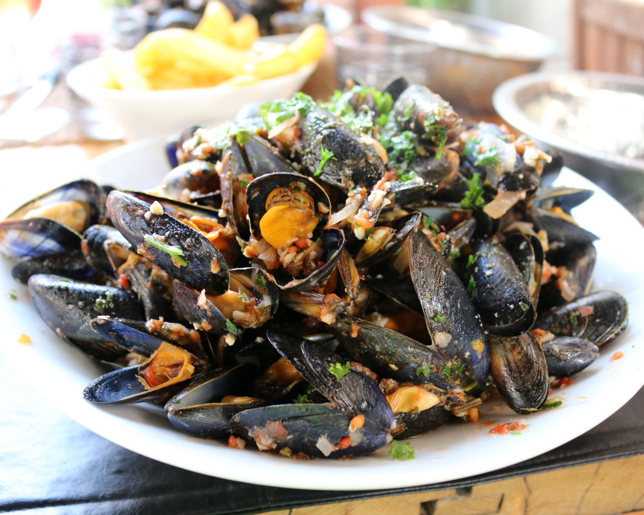 Мидии на  белой тарелке со специями 