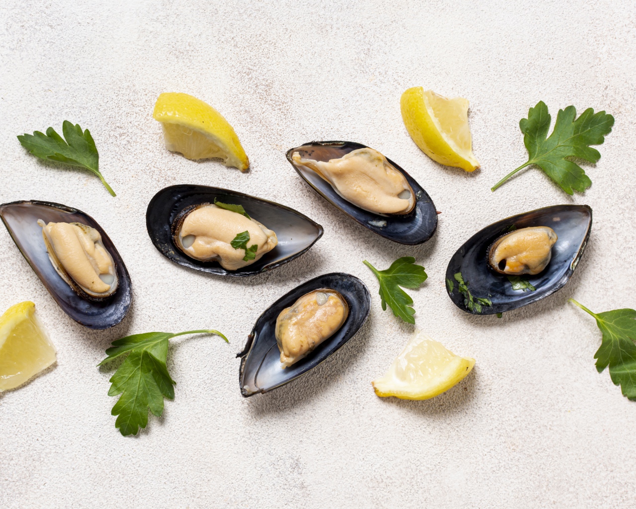 Мидии с кусочками лимона и петрушкой 