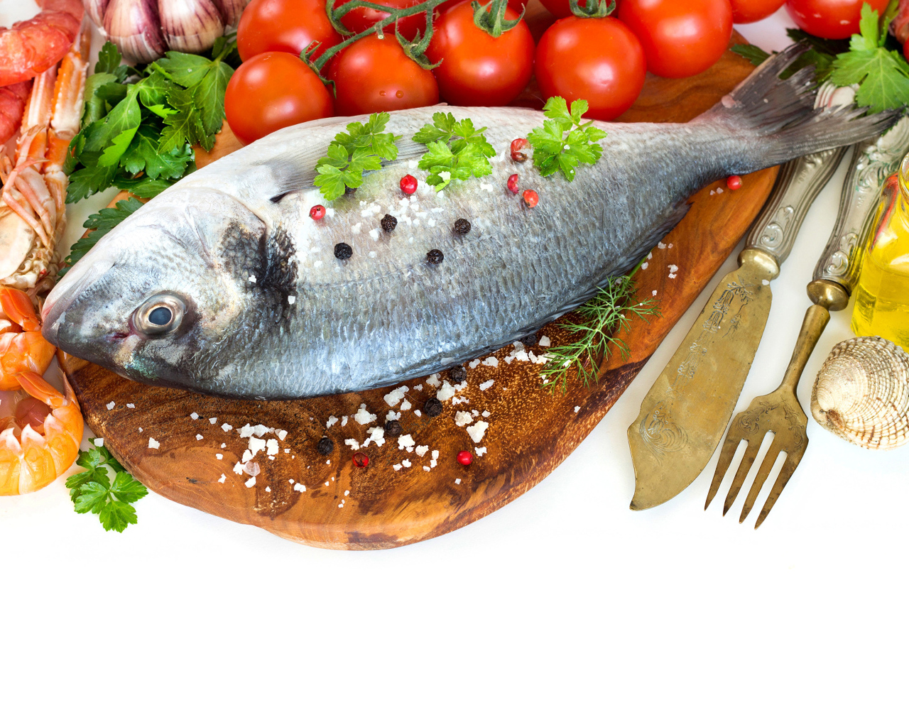 Сырая рыба на столе с маслом и помидорами 