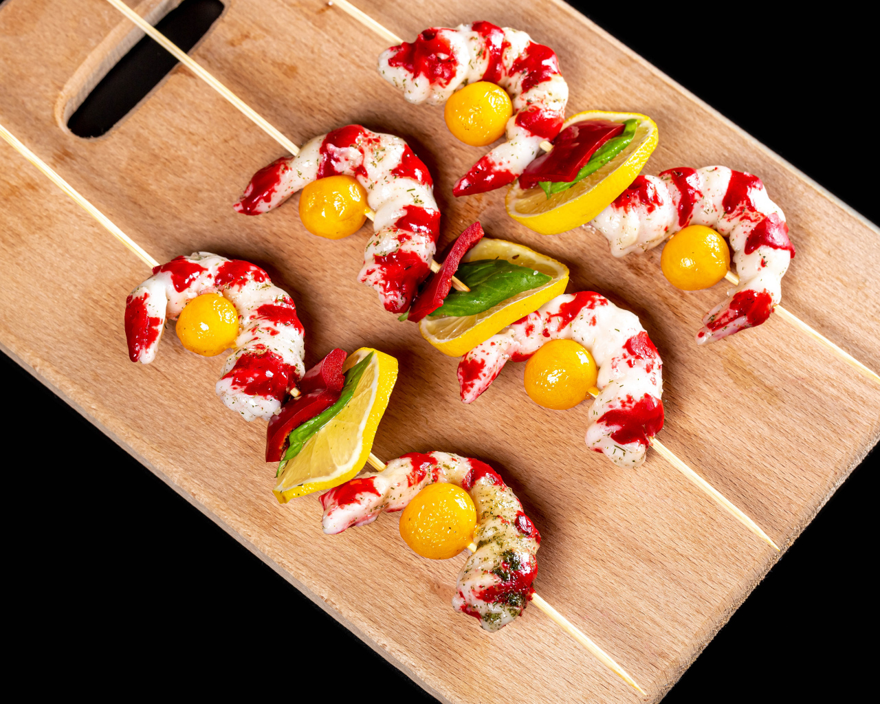 Креветки на шпажках с лимоном