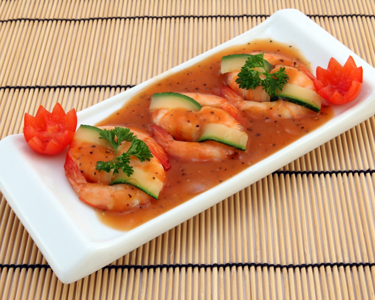 Креветки с огурцом в соусе на столе 