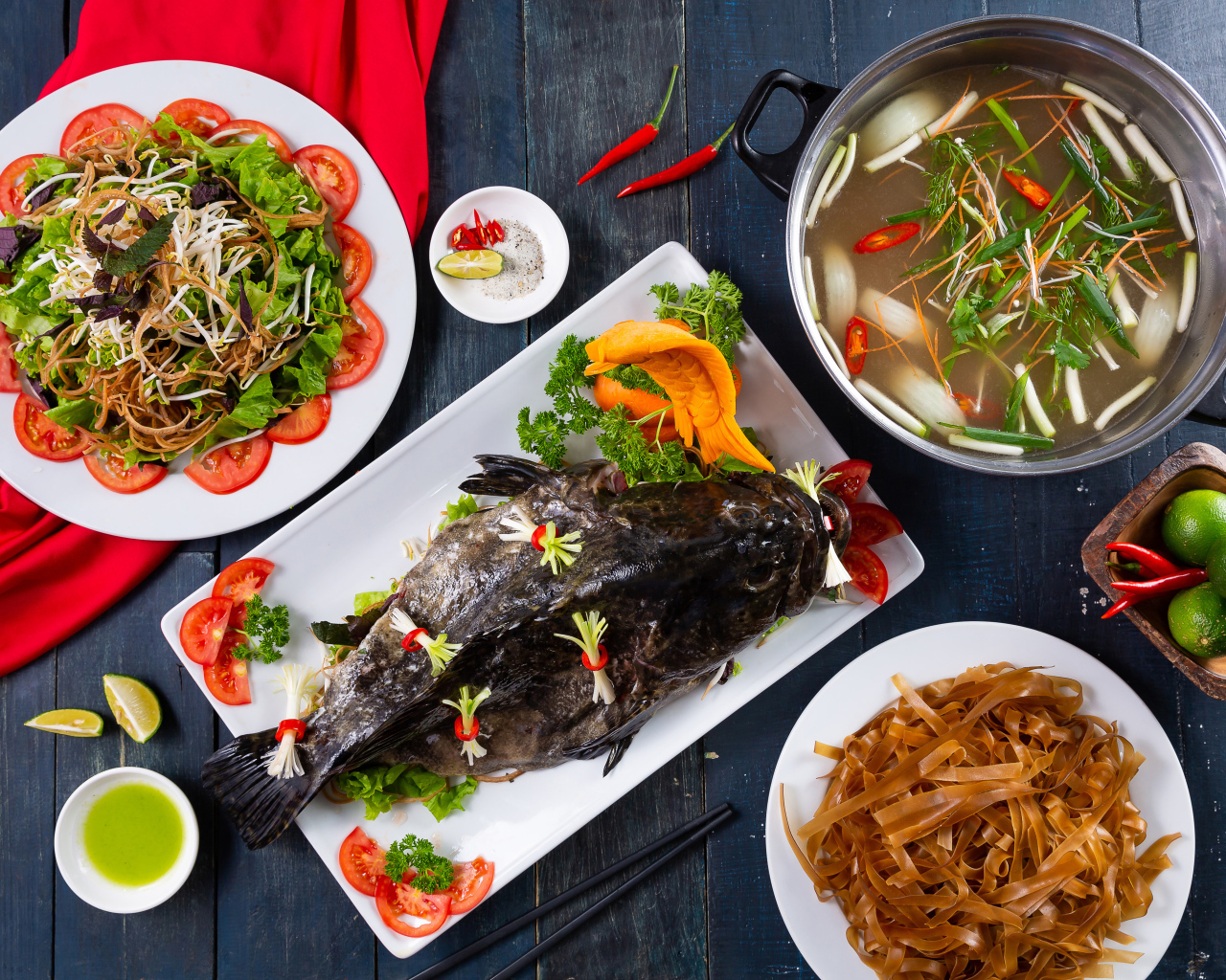 Фаршированная рыба на столе с овощами