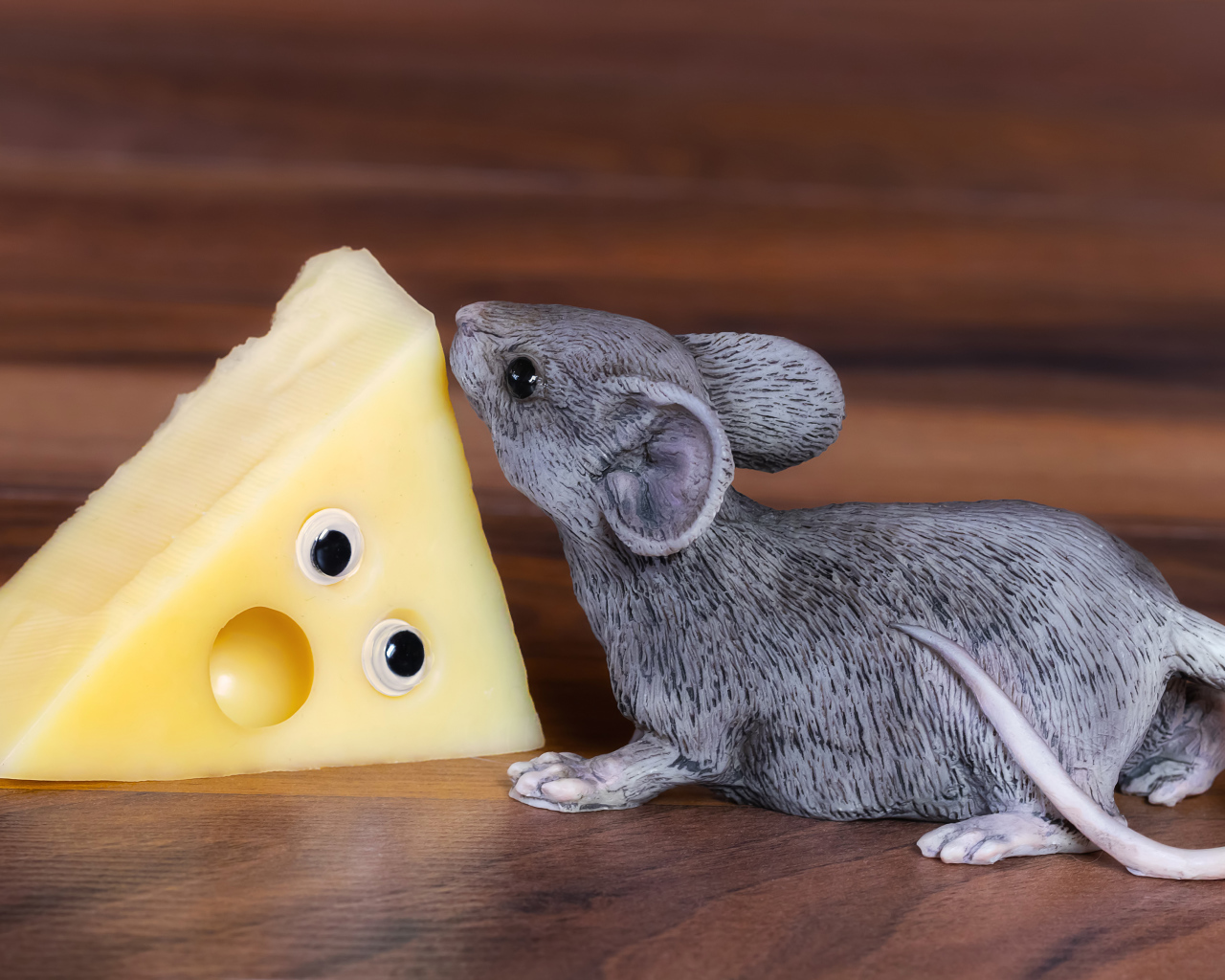 Статуэтка крысы с кусочком сыра 