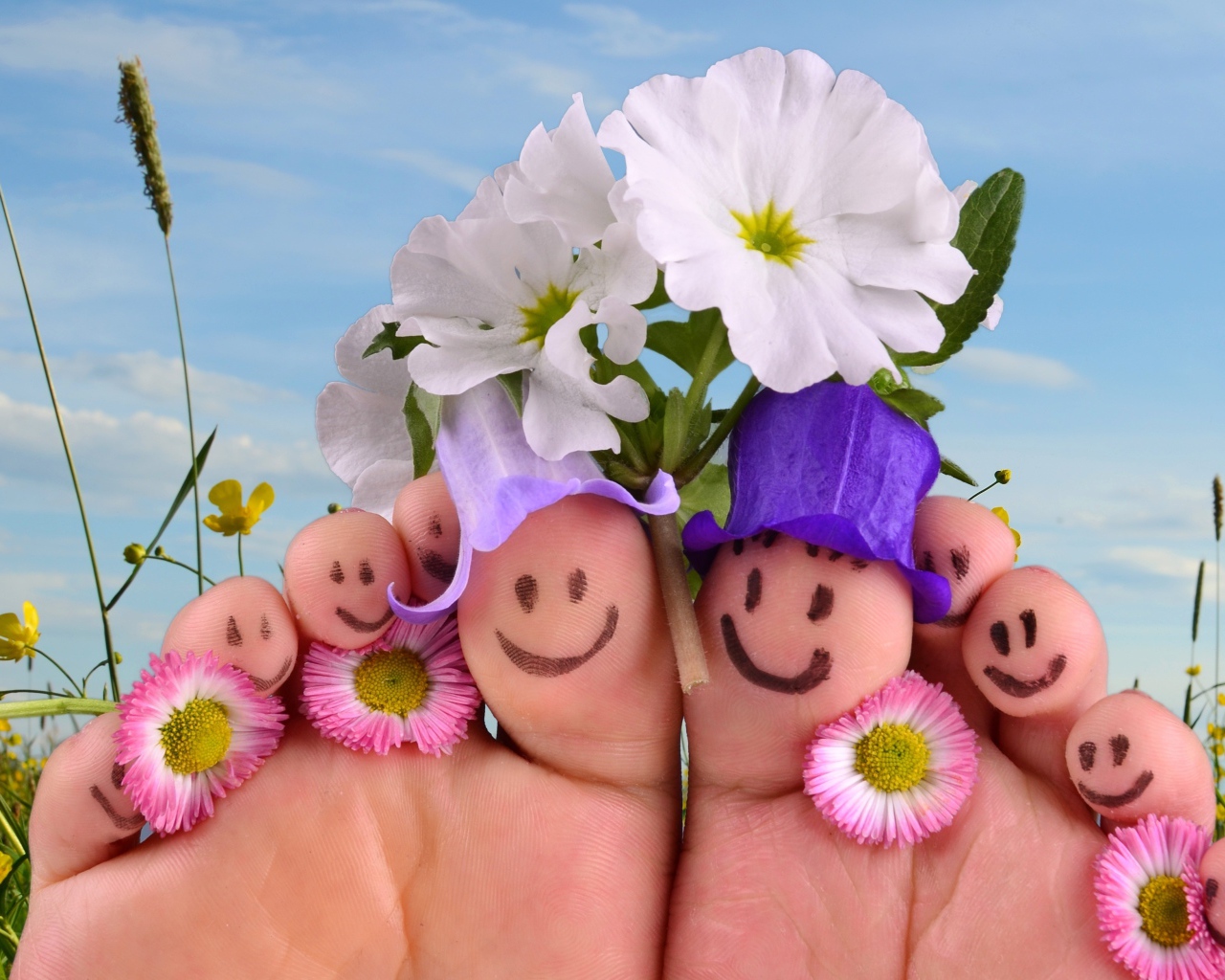 Мордочки нарисованные на ногах с цветами