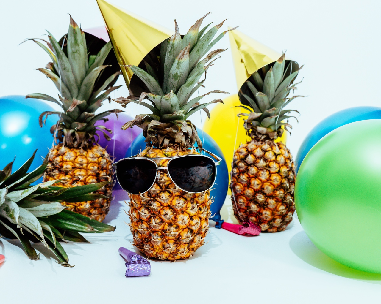 Ананасы в очках с воздушными шарами