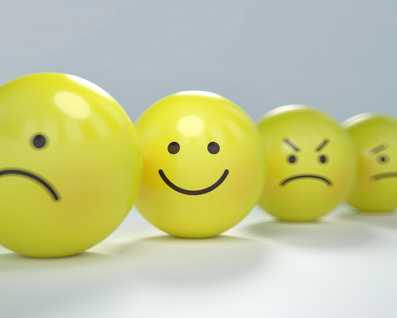 Желтые круглые смайлики на сером фоне