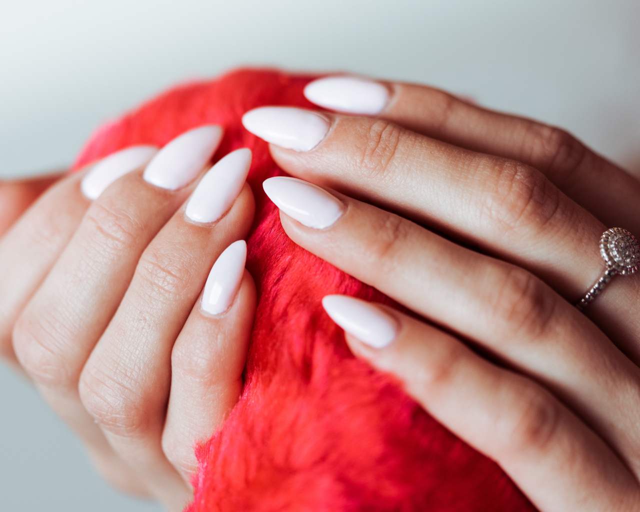 Красивый маникюр на руках у девушки 