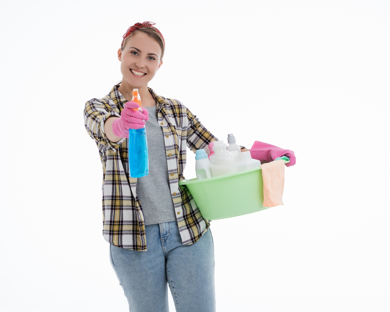Девушка домохозяйка делает уборку на белом фоне