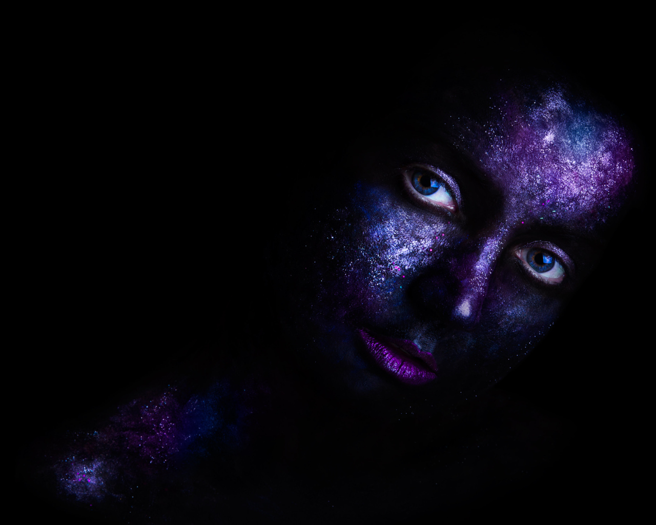 Девушка с красной на лице на черном фоне