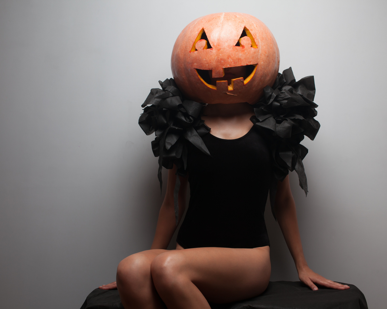 Девушка с тыквой на голове на Хэллоуин