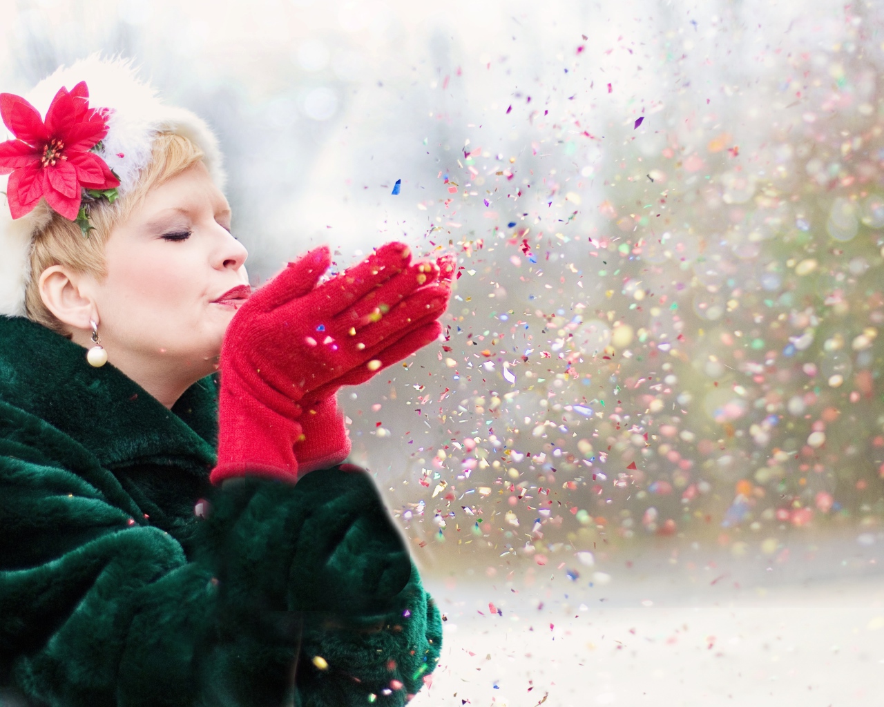 Женщина в шубе сдувает конфетти с ладоней
