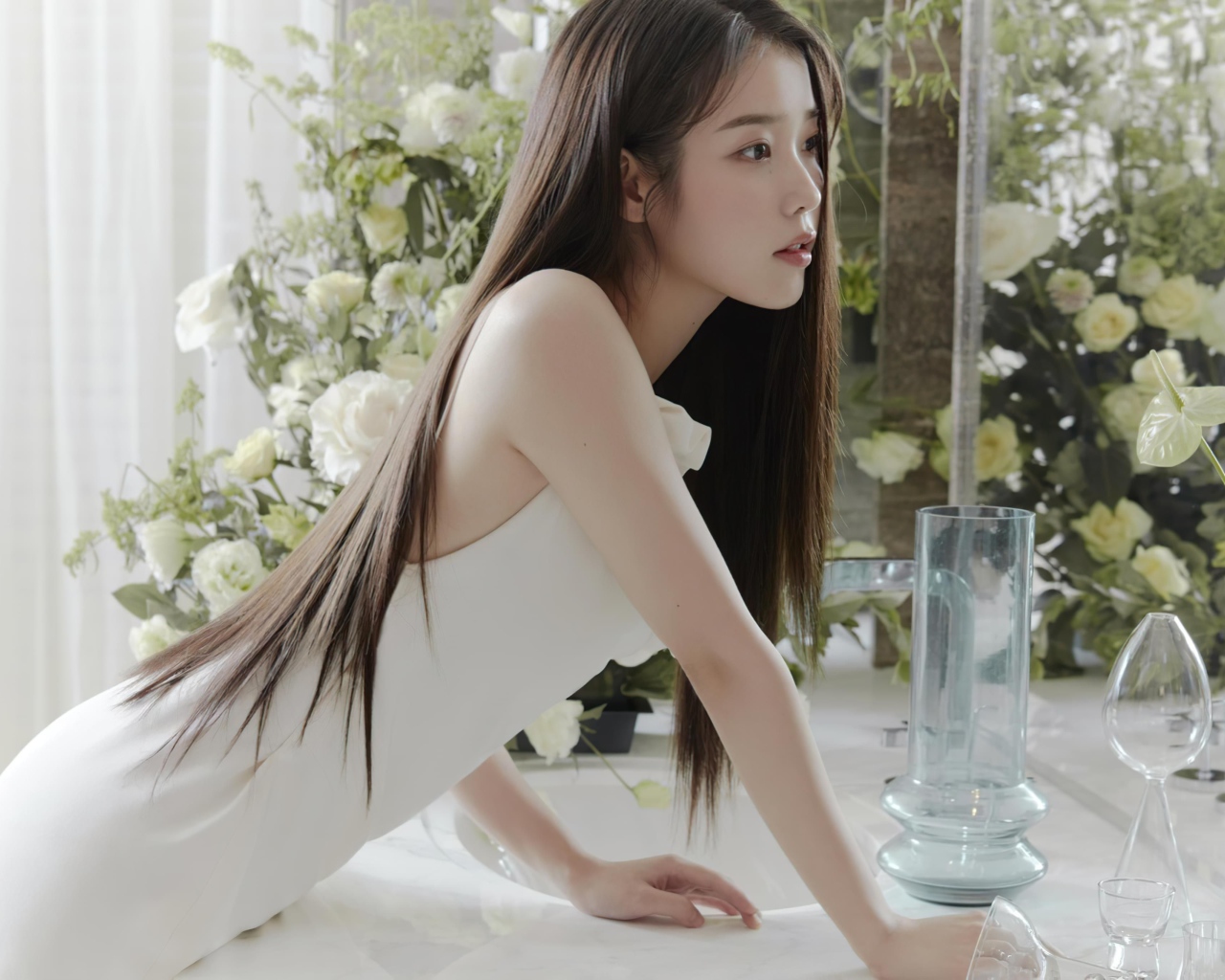 Красивая девушка азиатка в белом платье стоит у зеркала