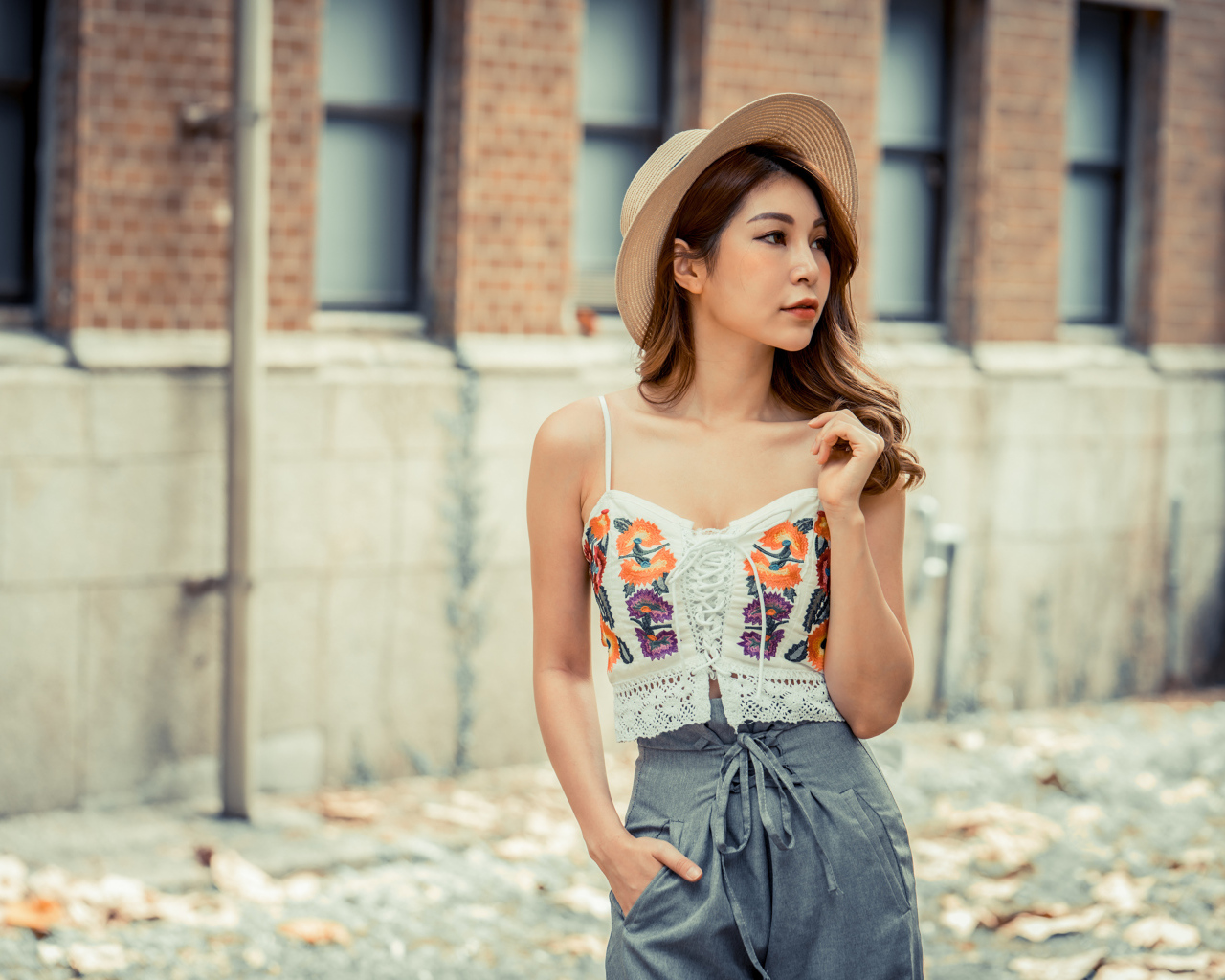 Взгляд длинноволосой азиатки на улице осенью 