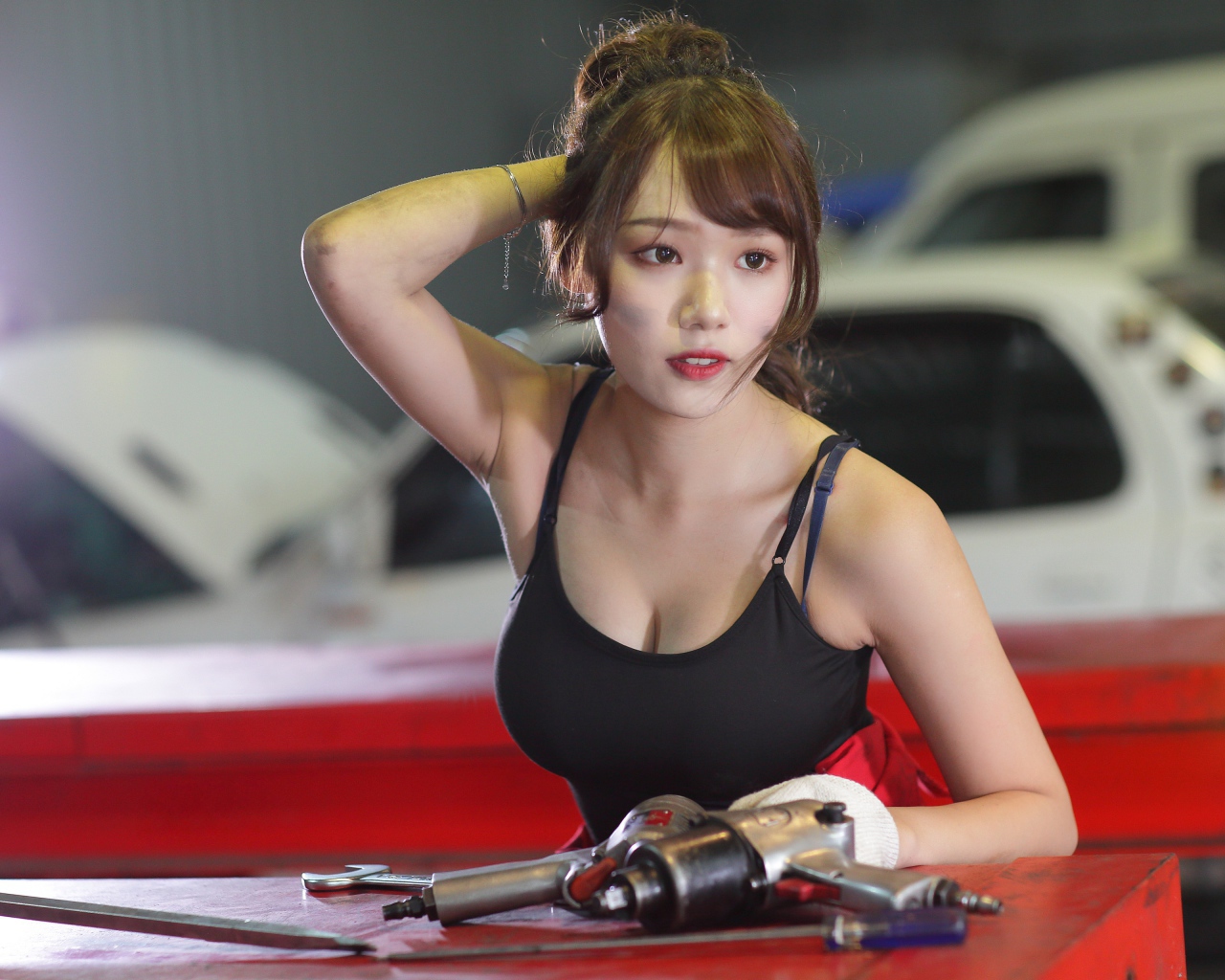 Девушка азиатка автослесарь  
