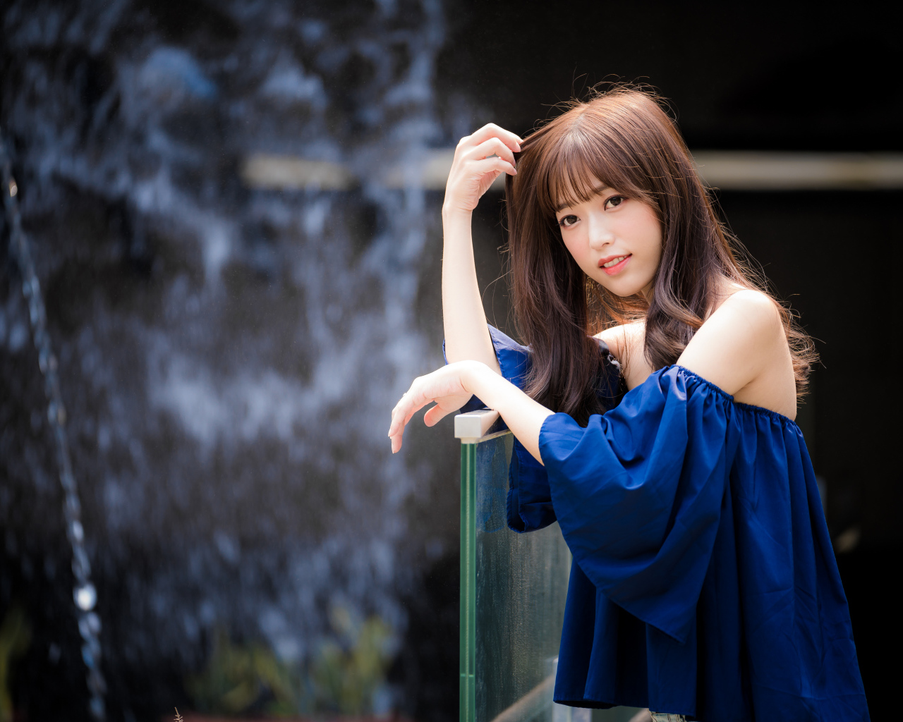 Девушка азиатка в синем красивом наряде