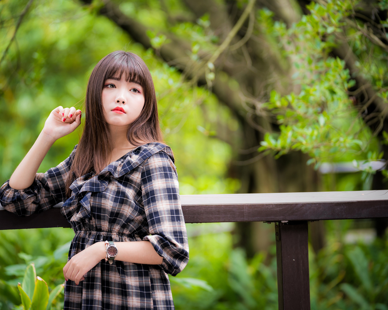 Девушка азиатка в платье в клеточку