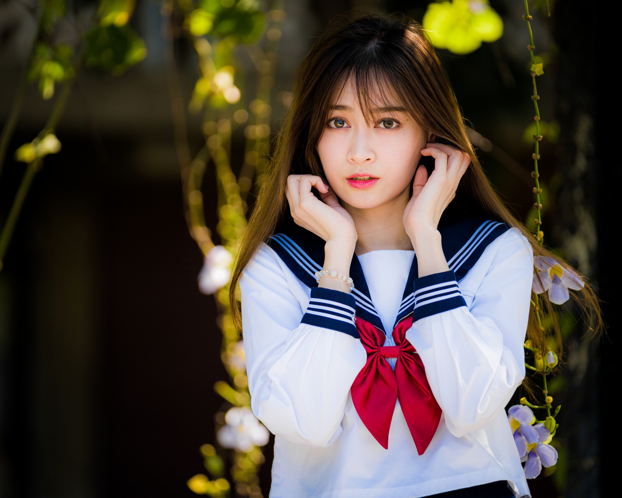 Девушка азиатка в рубашке с бантом 