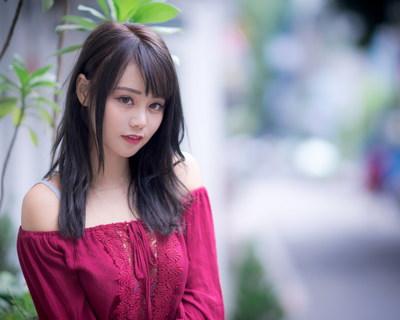 Девушка азиатка в красном платье с кружевом