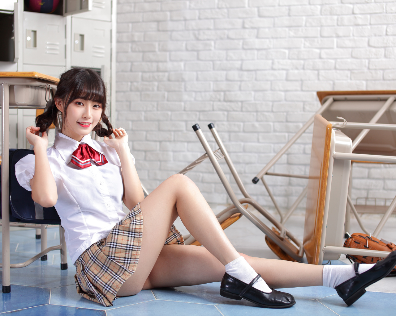 Девушка азиатка в школьной форме в классе