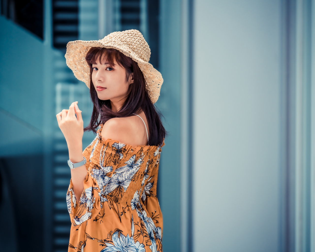 Девушка азиатка в шляпе летом 