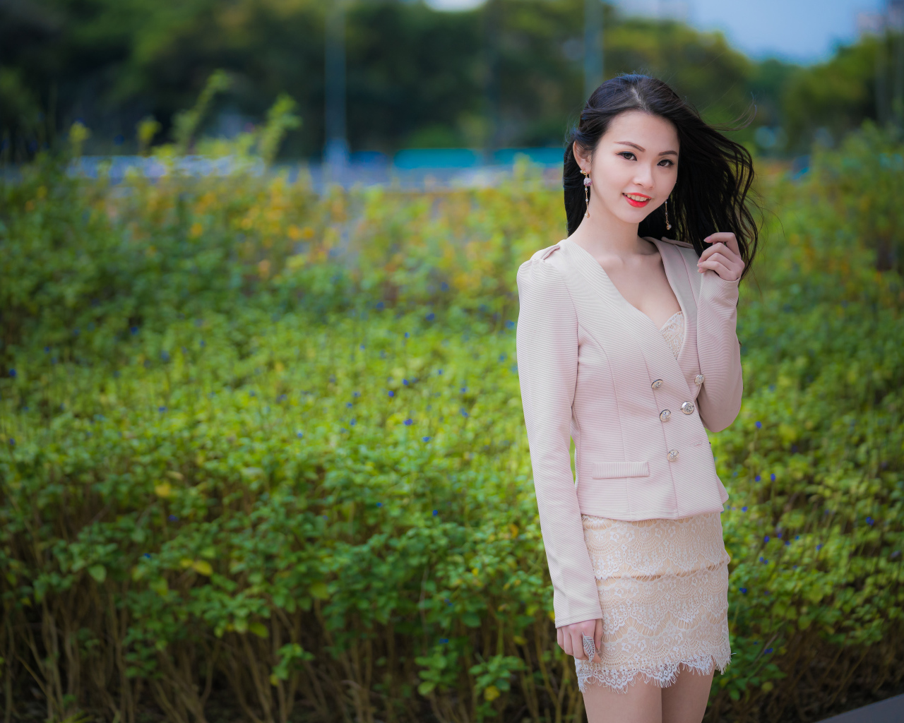 Девушка азиатка с очаровательной улыбкой в костюме 