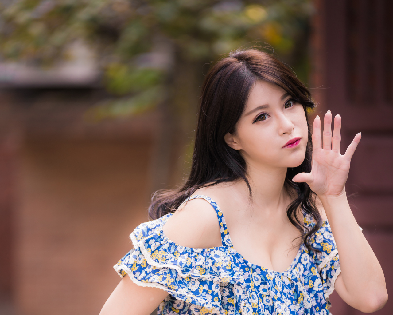 Девушка азиатка с поднятой рукой