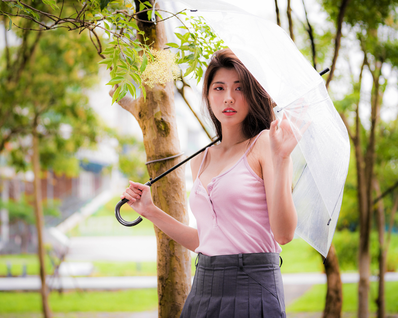 Девушка азиатка с зонтом руке 