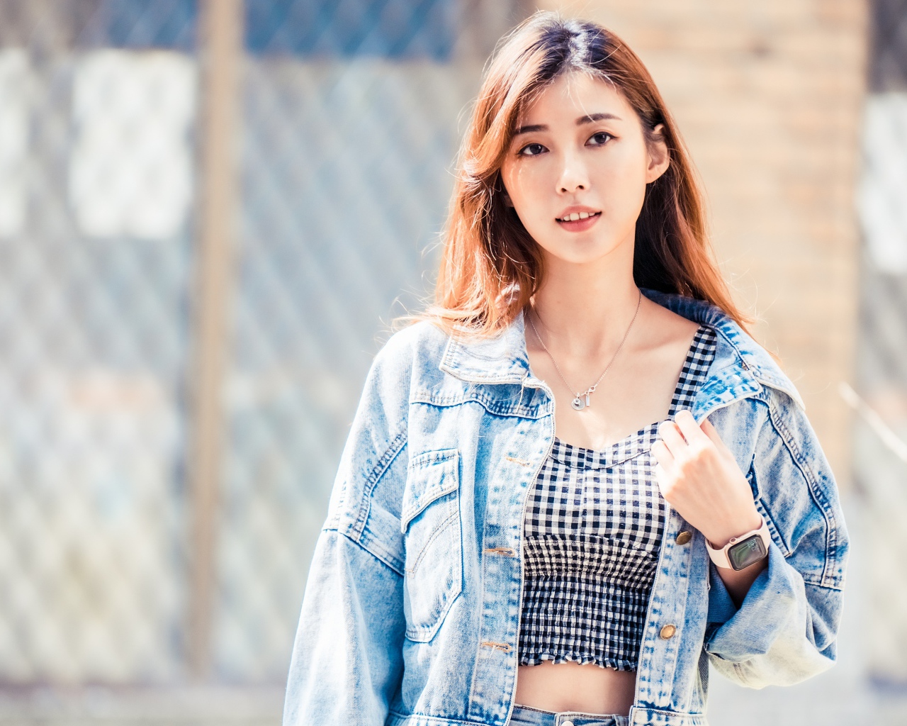 Азиатка в джинсовой куртке на улице 