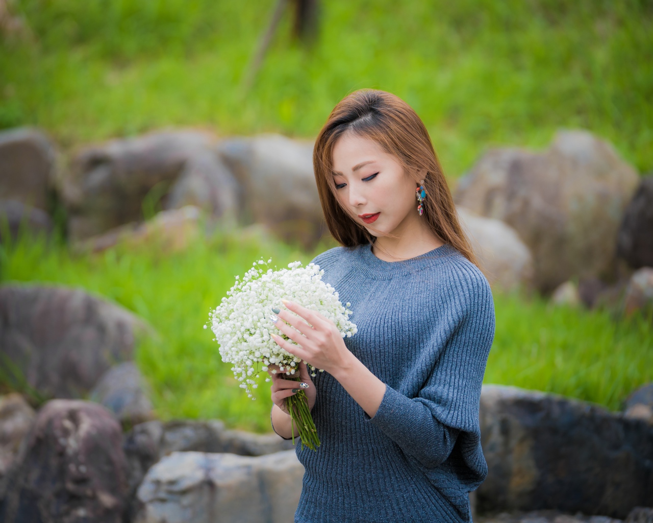 Красивая девушка азиатка держит в руках букет белых цветов