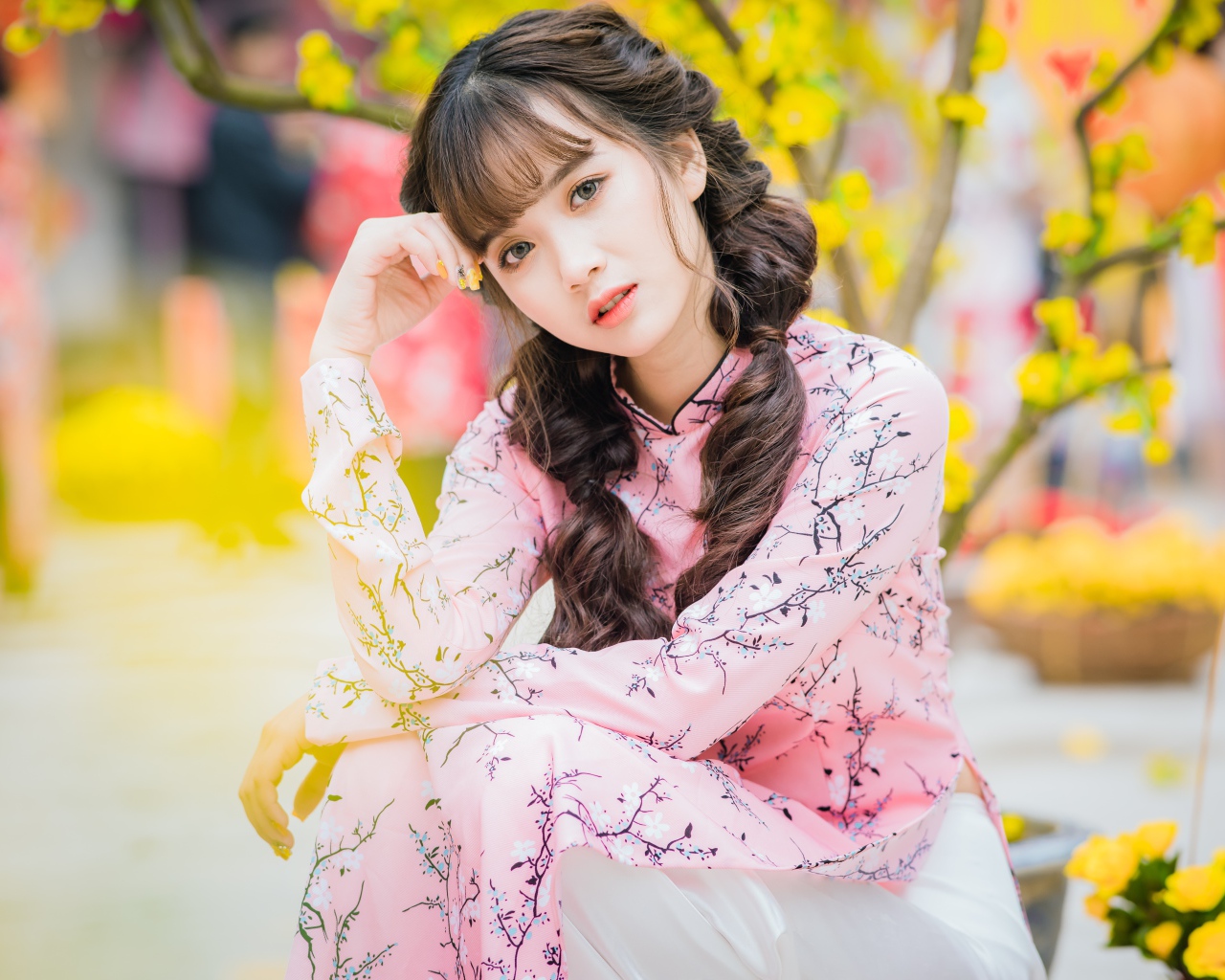 Красивая девушка азиатка в красивом розовом наряде в парке