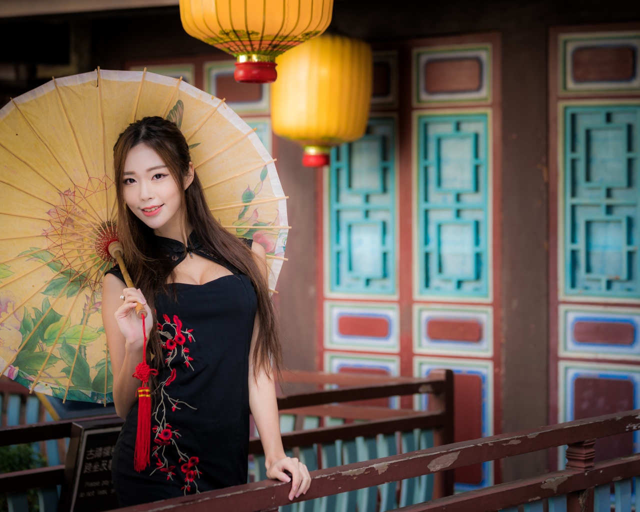 Красивая девушка азиатка в черном платье с зонтом