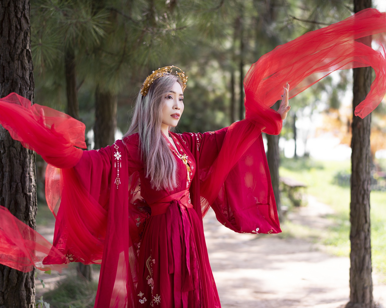 Красивая девушка азиатка в красном национальном костюме 