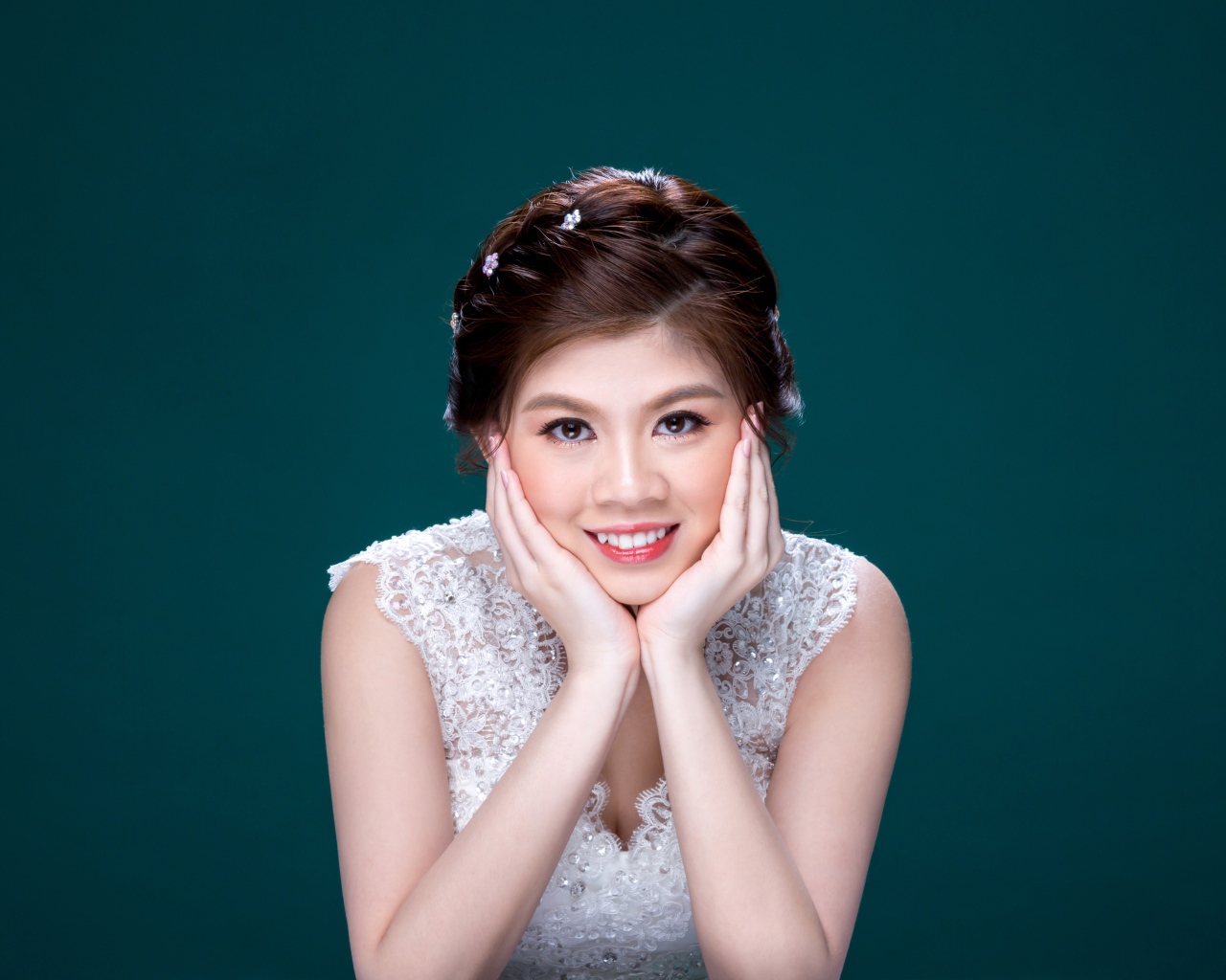 Красивая девушка азиатка в белом платье 