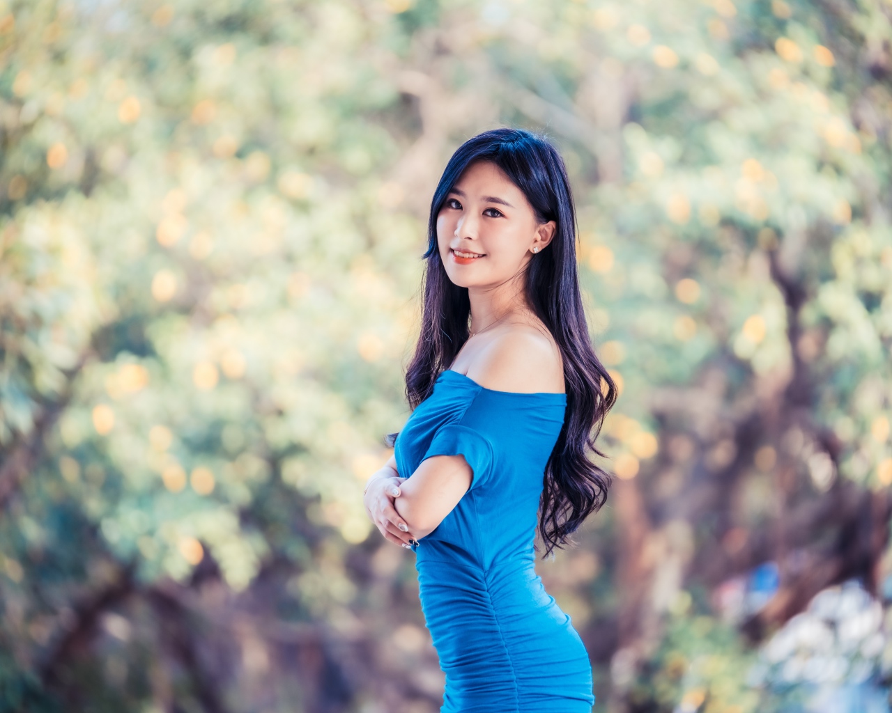 Красивая девушка азиатка с милой улыбкой в голубом платье 