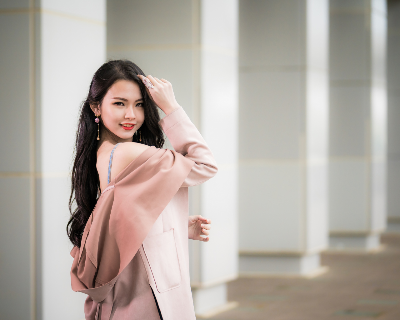 Красивая девушка азиатка с длинными волосами в розовом пальто 