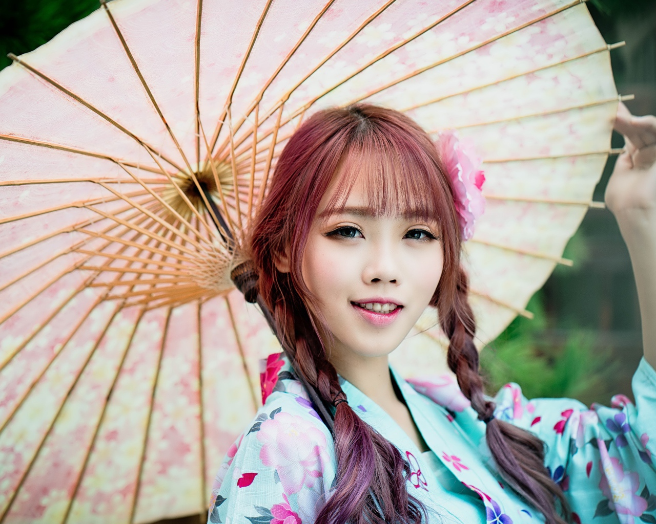 Красивая азиатка в большим зонтом 