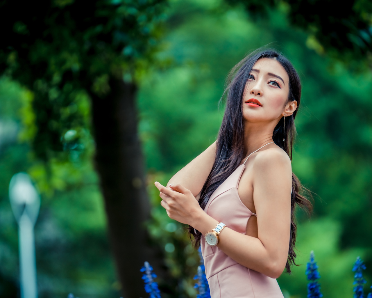 Красивая азиатка в розовом платье 