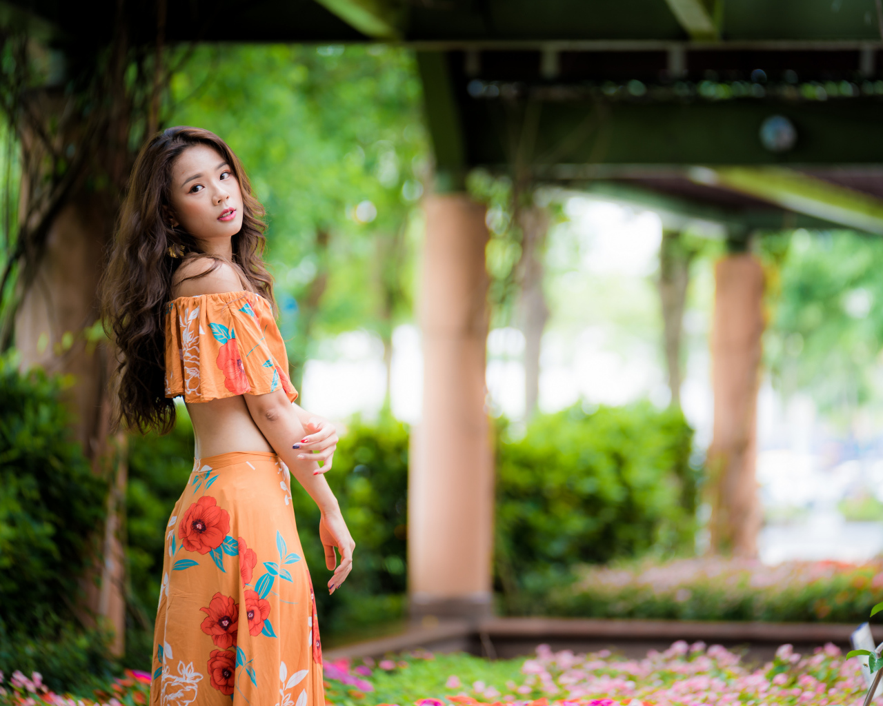 Красивая азиатка под мостом в костюме