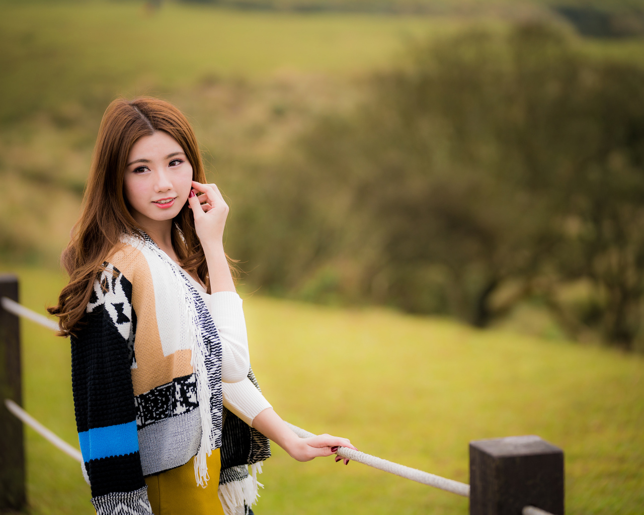 Красивая азиатка в теплой кофте 