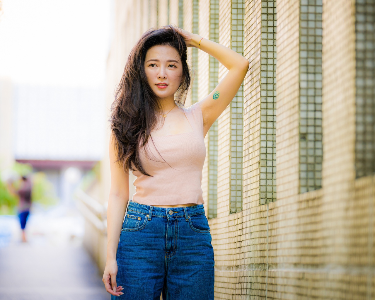 Красивая азиатка в синих джинсах