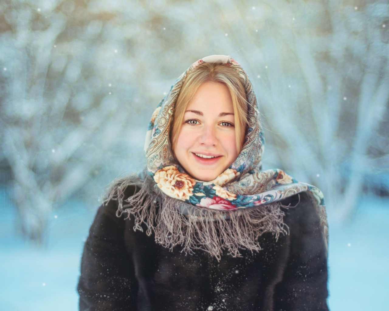 Красивая русская девушка на улице зимой 