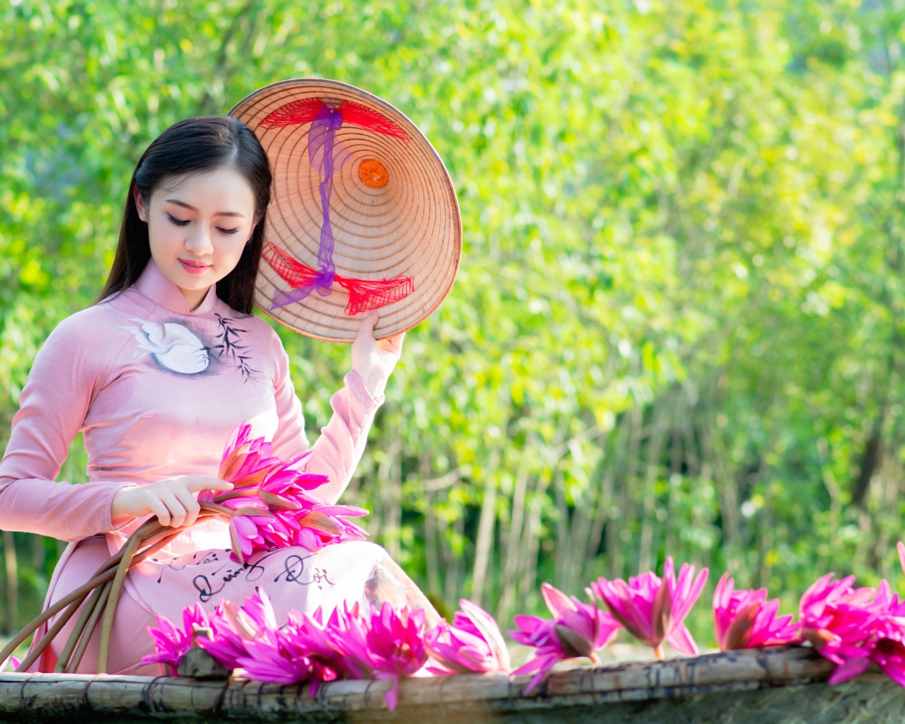 Красивая девушка азиатка в лодке с цветами лотоса 