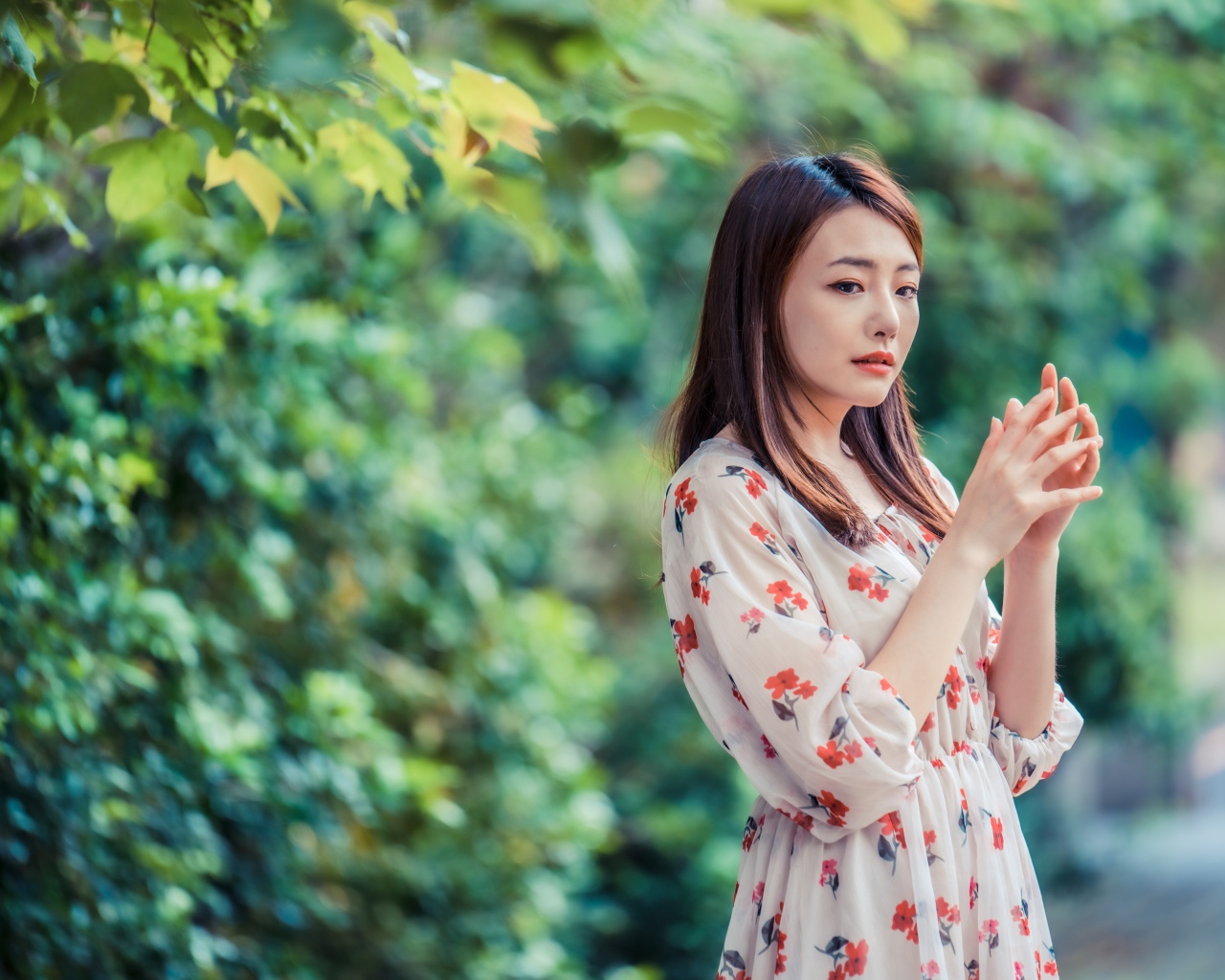 Красивая девушка азиатка в платье в парке