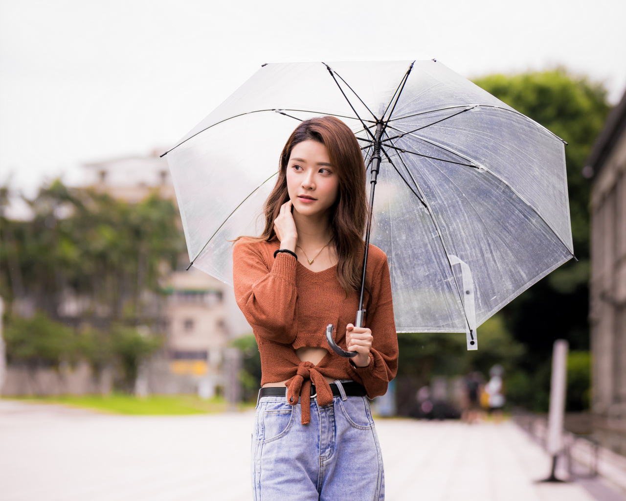 Красивая девушка азиатка с прозрачным  зонтом
