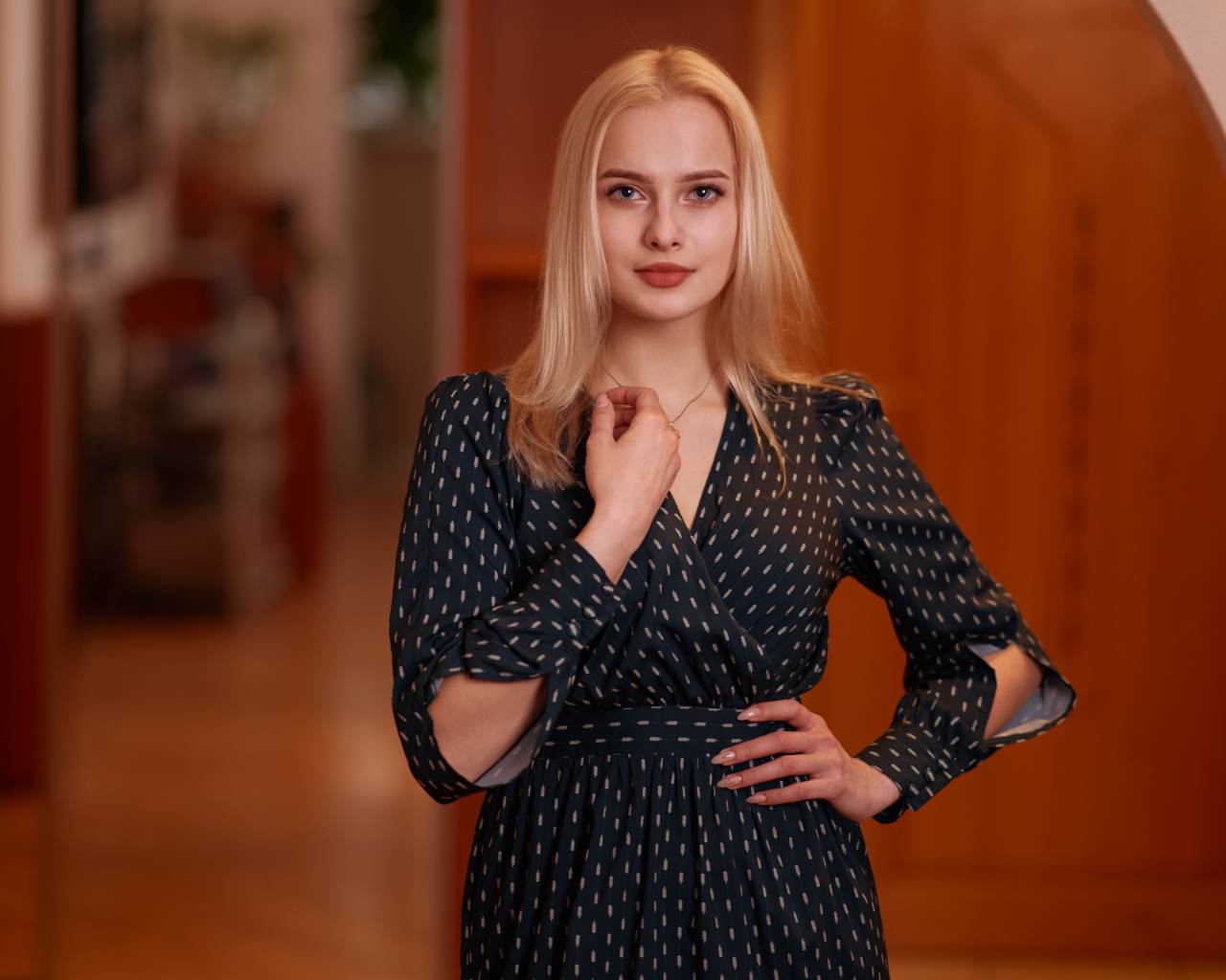 Красивая девушка блондинка в черном платье 