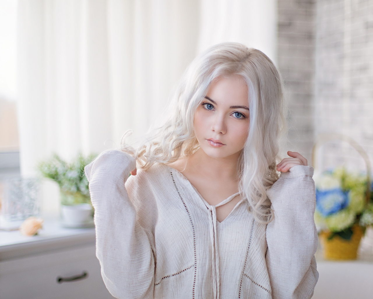 Красивая светловолосая девушка с голубыми глазами