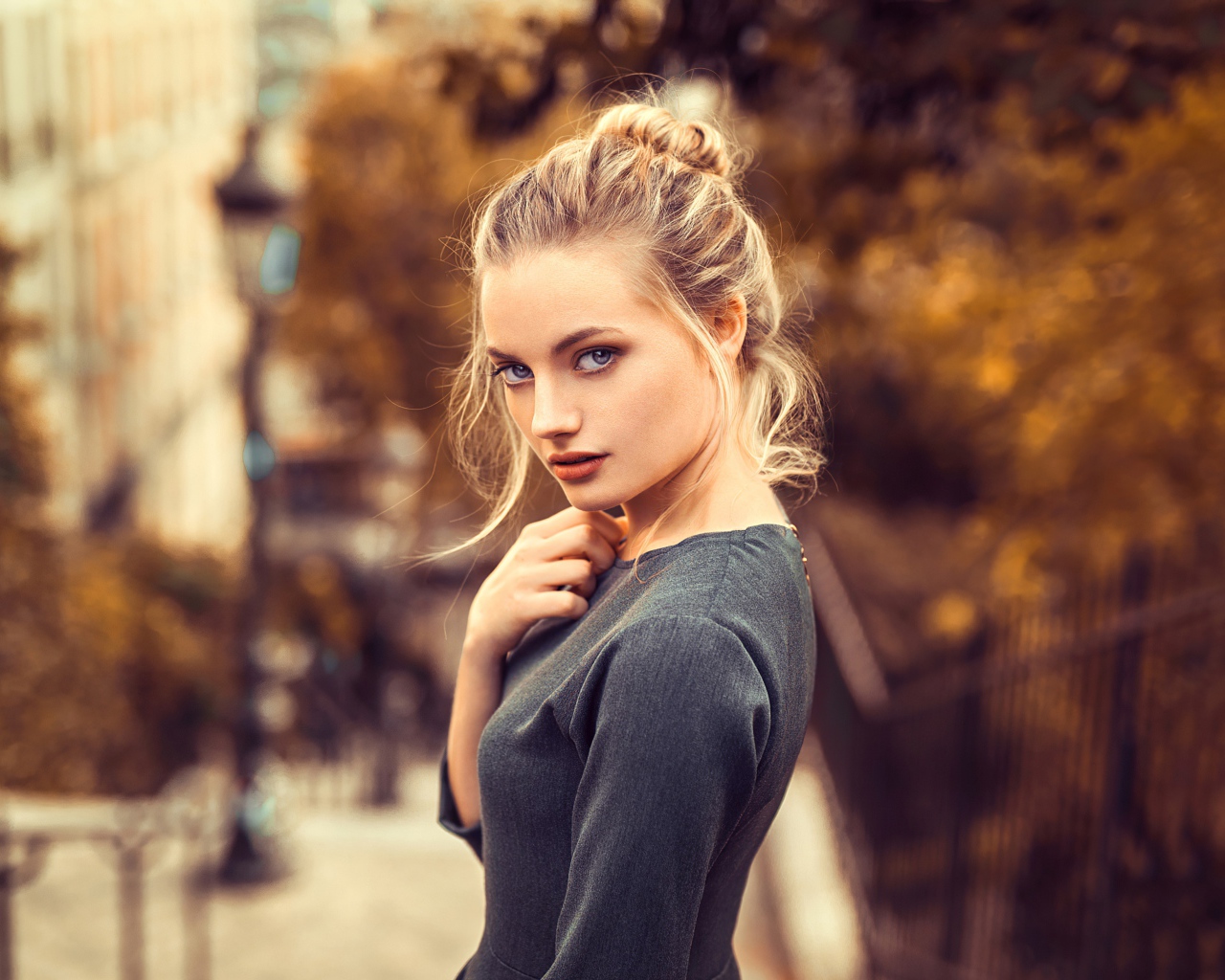 Красивая голубоглазая блондинка в сером платье