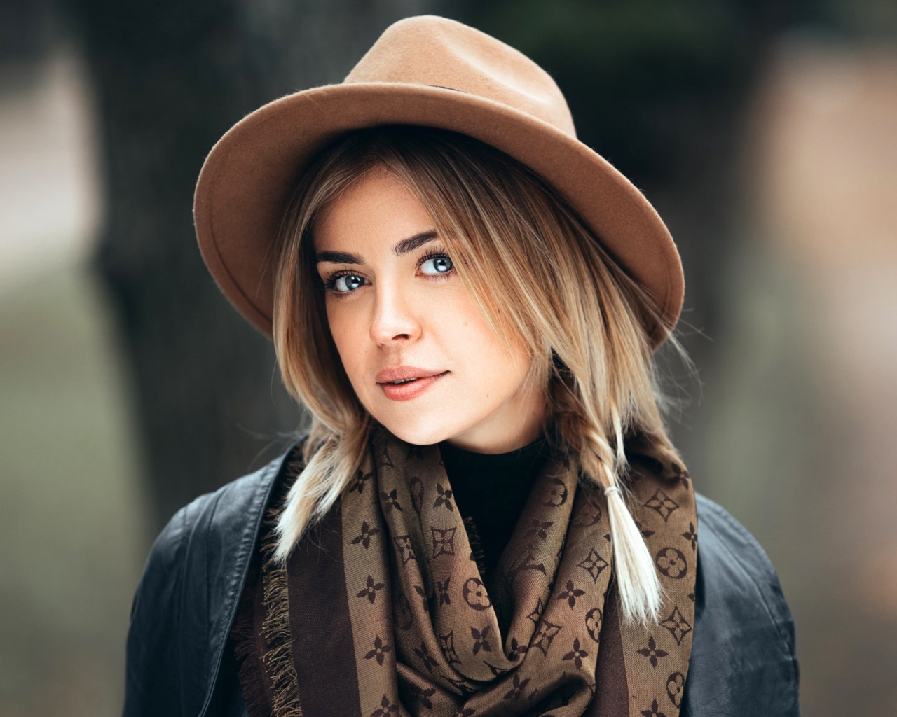 Красивая голубоглазая девушка в коричневой шляпе