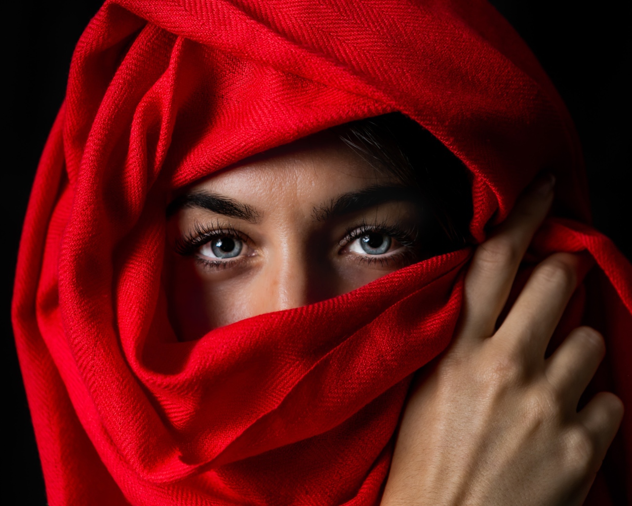 Красивая голубоглазая девушка в красном палантине 