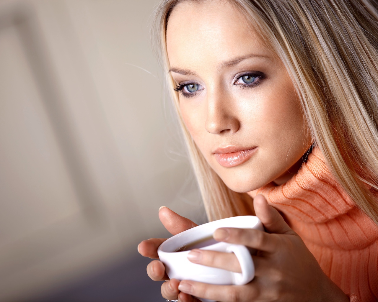 Красивая голубоглазая девушка с чашкой кофе 